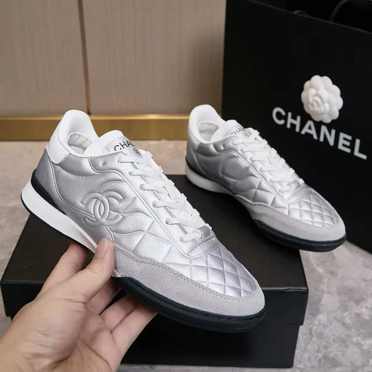 p560 Chanel Chanel - 2025 counter top casual sports shoes This classic design; the upper is electro-embroidered with a variety of craftsmanship; the outsole is fashionable and sporty; the extraordinary inclusion of a variety of color matching elements... The diversified mix and match is very beautiful and versatile, casual, fashionable, sports and outdoor can be taken into account... ꫛꫀꪝ Go➫ Materials: ❶Upper made of: Original imported mixed-breed sheep + craftsmanship ❷Inner uses: Original imported breathable sheepskin ❸ Outsole based on: Original TPU outsole Counter boutique packaging complete set Female 35–41 Male 39-45